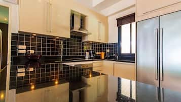 Penthouse | Private kitchen | Fridge, microwave, stovetop, coffee/tea maker