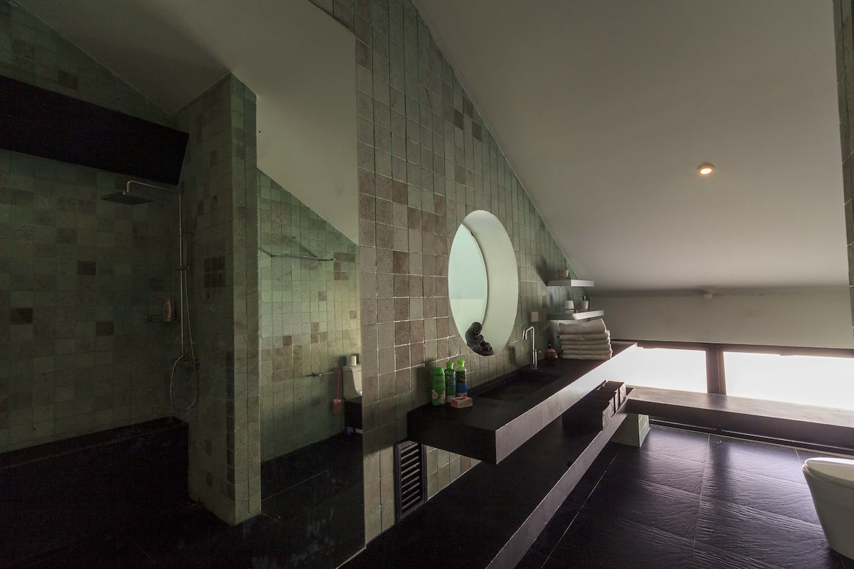 exclusive villa, 4 bedrooms, pool access, poolside | bathroom | shower, hair dryer, towels