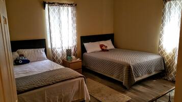 1 slaapkamer, een strijkplank/strijkijzer, wifi, beddengoed