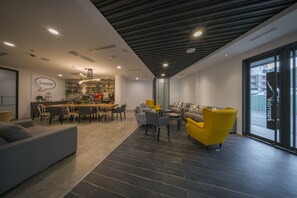 Lobby sitting area - Watermark Hotel (Kaohsiung)