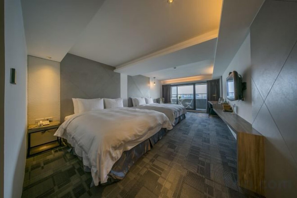 Edredons de pluma, escrivaninha, cortinas blackout