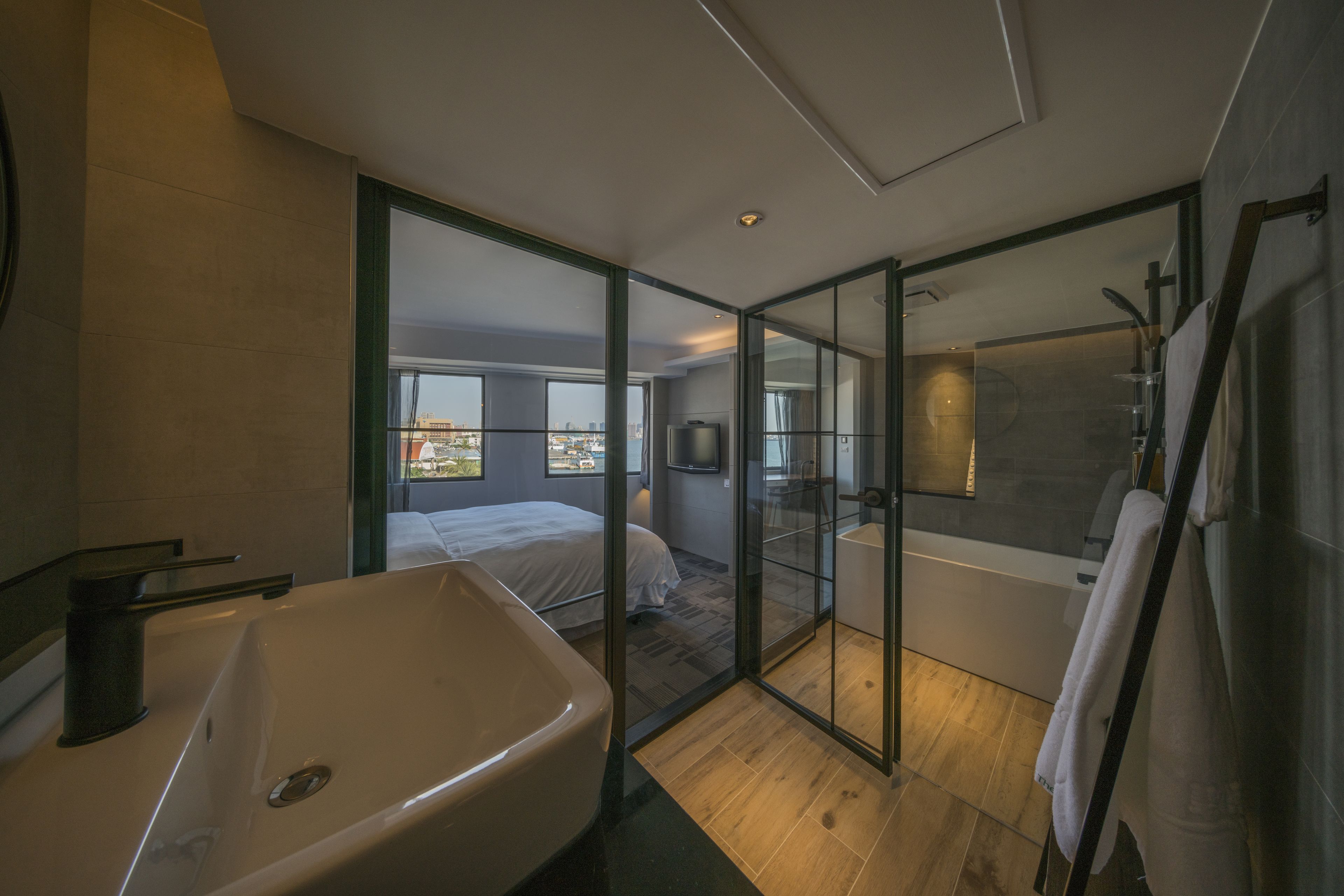 executive suite, harbour view | bathroom amenities | bathtub, hair dryer, towels, soap