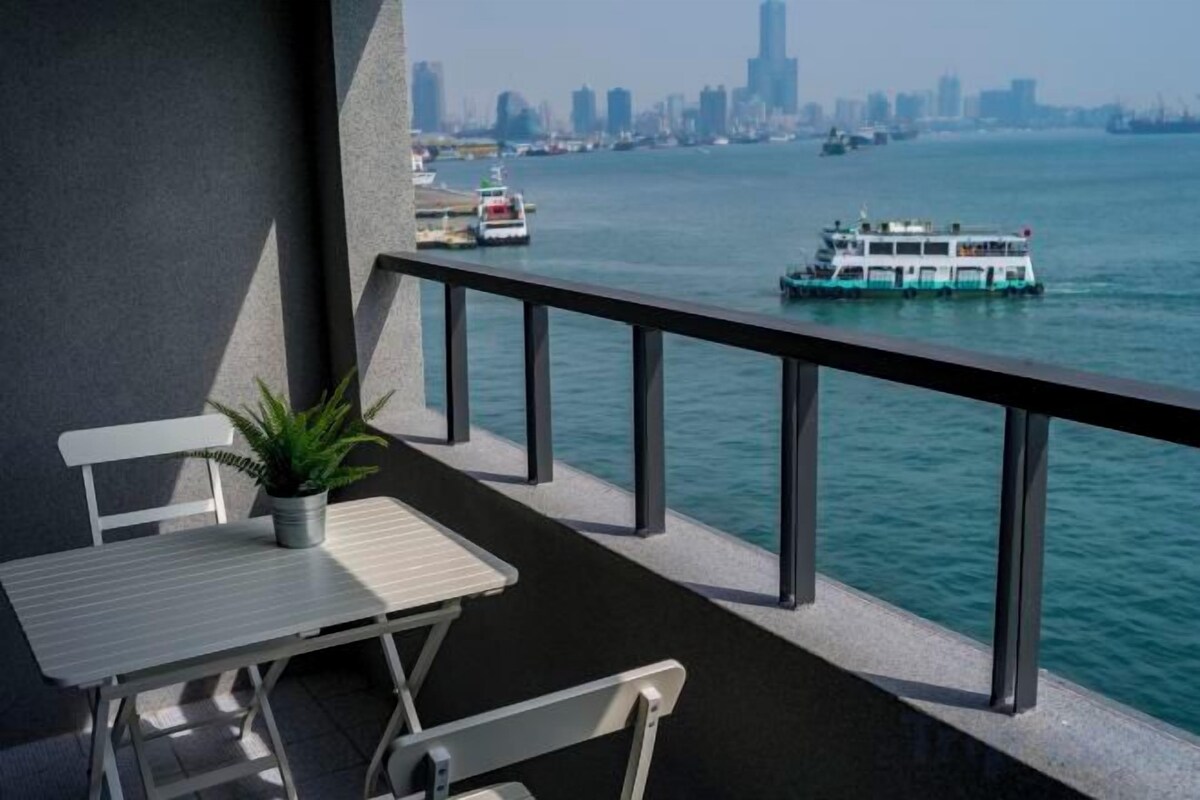 Deluxe Quadruple Room with Harbour View (Balcony)