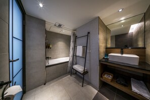 Deluxe Double Room, Harbor View | Bathroom amenities | Bathtub, hair dryer, towels, soap - Watermark Hotel (Kaohsiung)