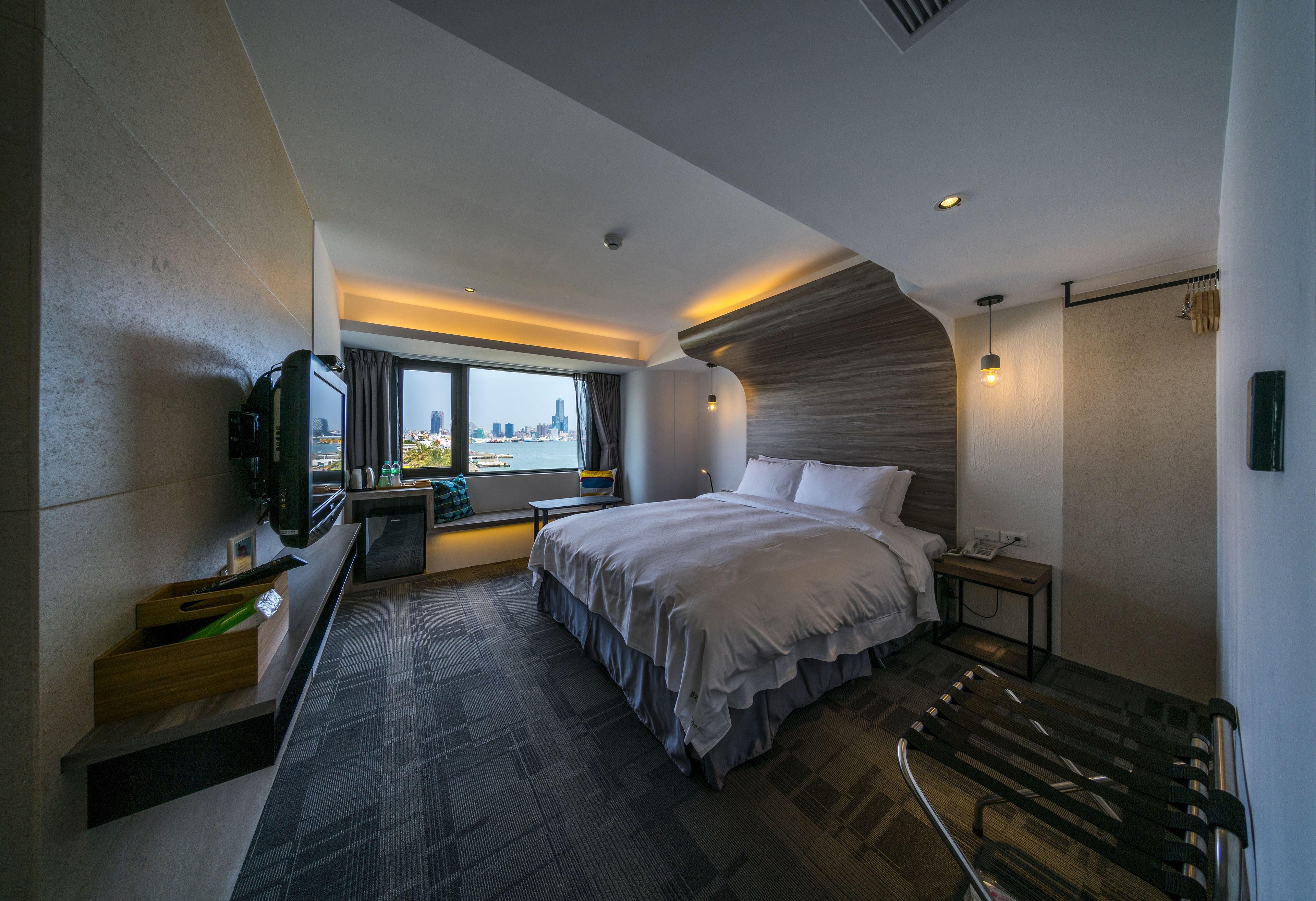 Phòng đôi Deluxe, quang cảnh cảng | Chăn bông, bàn, màn/rèm cản sáng, bàn ủi/dụng cụ ủi quần áo 