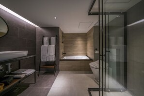Bathtub, hair dryer, towels, soap - Watermark Hotel (Kaohsiung)