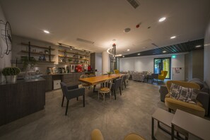 Lobby sitting area - Watermark Hotel (Kaohsiung)