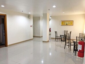 Lobby sitting area - Meaco Royal Hotel - Lipa (Lipa)