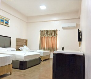 VIP Family Room | Desk, free WiFi, bed sheets - Meaco Royal Hotel - Lipa (Lipa)