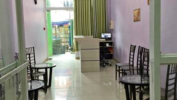 Área de estar no saguão