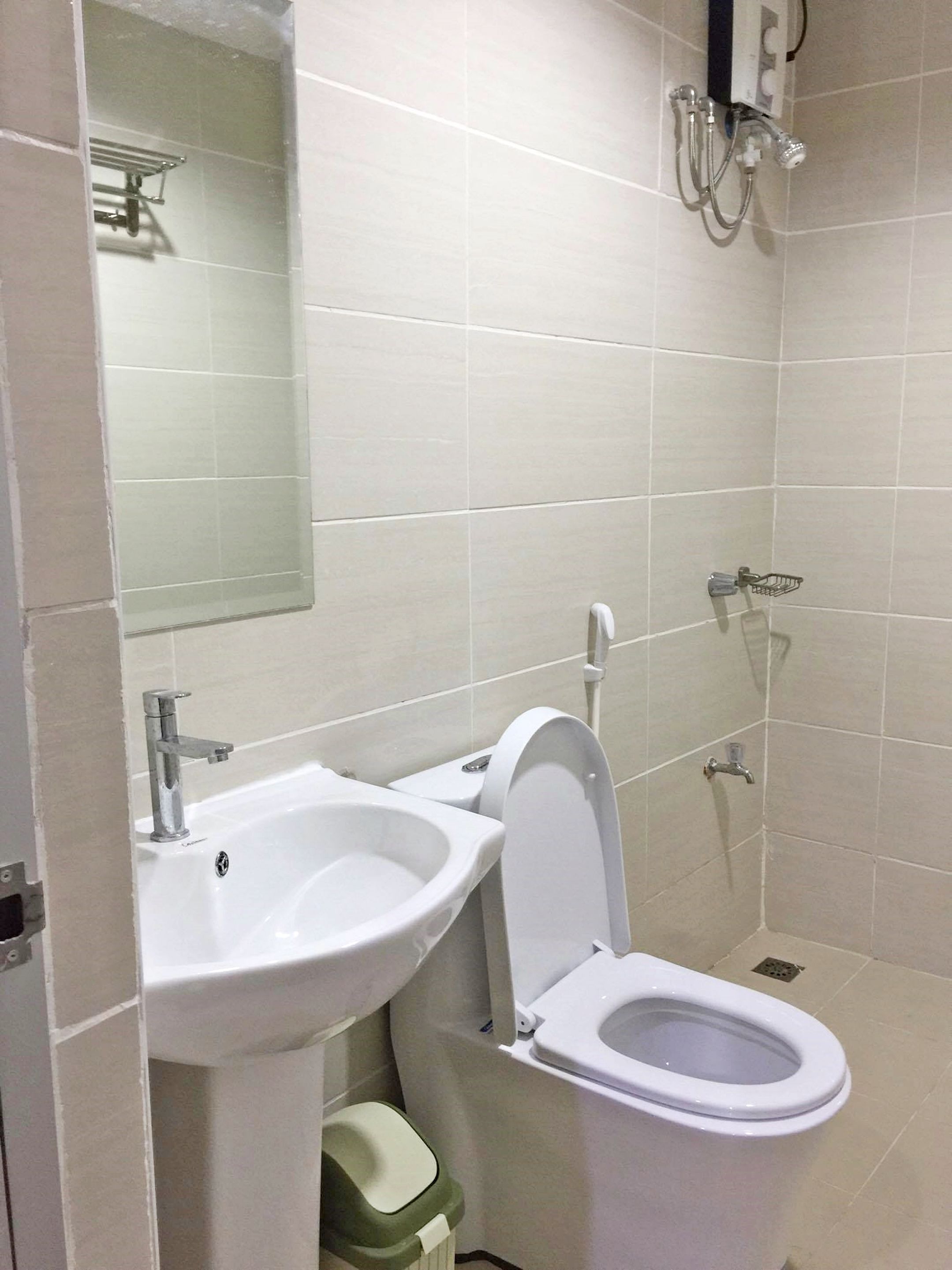 Ducha, artículos de tocador gratuitos, pantuflas, bidet