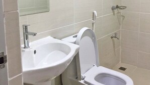 A bathroom with a toilet, sink, and shower. - Meaco Royal Hotel - Lipa (Lipa)