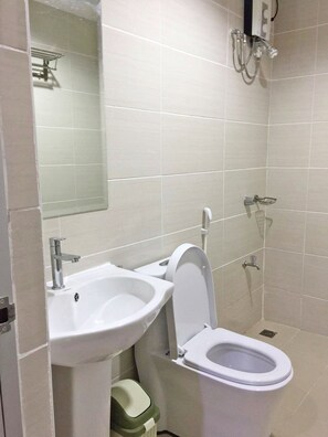 Regadera, amenidades de baño gratuitas, pantuflas, bidet 