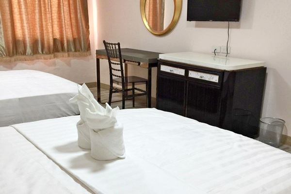 Family Room | Desk, WiFi (free), bed sheets