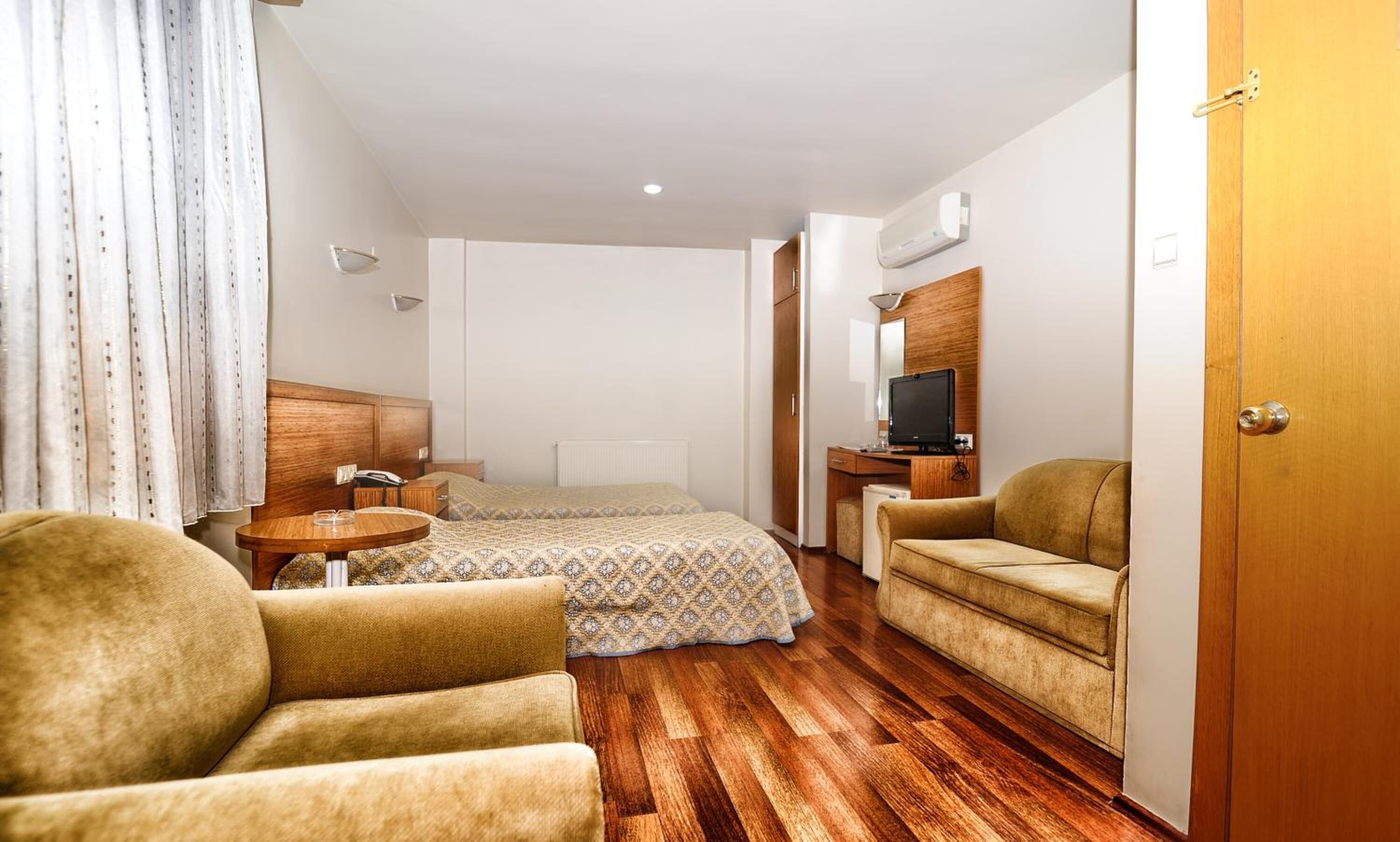 Premium bedding, minibar, desk, soundproofing