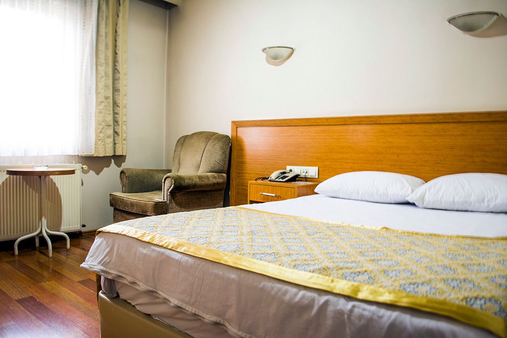 Premium bedding, minibar, desk, soundproofing