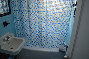Combined shower/tub, towels