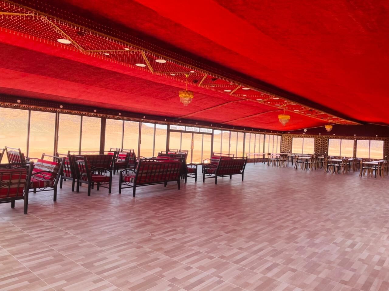 供应早餐、午餐和 晚餐，地方菜