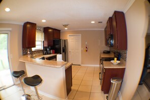 Frigorifero, microonde, forno, piano cottura