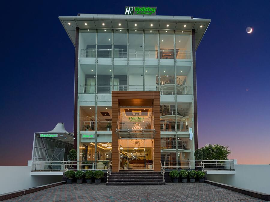 Fachada de la propiedad por la tarde o noche