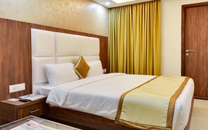 Chambre Deluxe, 1 grand lit, accessible aux personnes à mobilité réduite, vue ville | Literie de qualité supérieure, minibar, coffres-forts dans les chambres