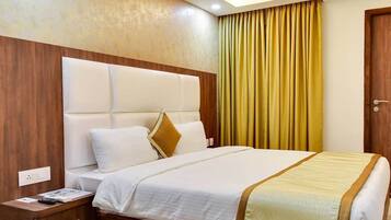 Chambre Deluxe, 1 grand lit, accessible aux personnes à mobilité réduite, vue ville | Salle de bain | Douche, articles de toilette gratuits, serviettes fournies