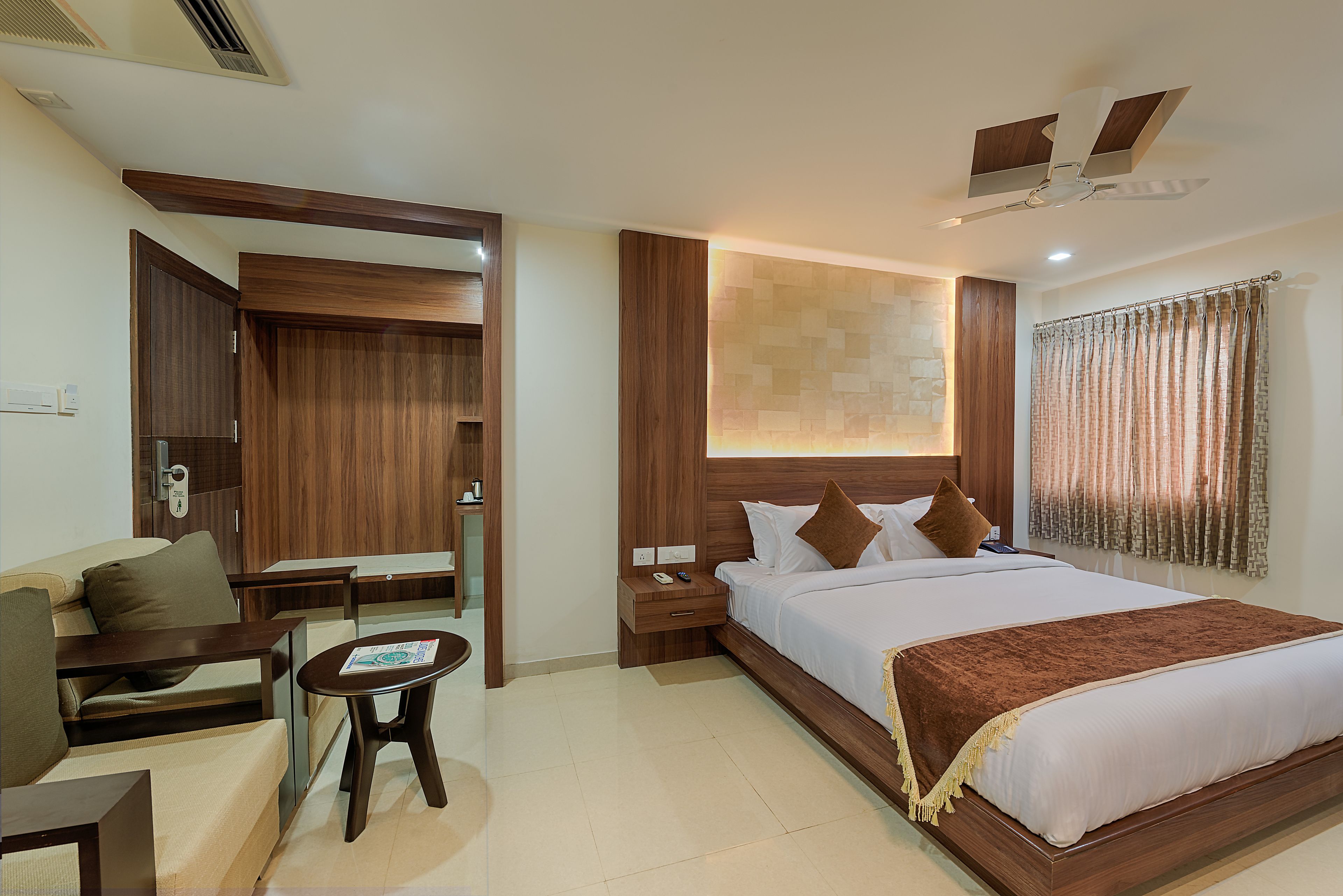 华丽客房, 1 张大床, 无障碍, 城市景观 | 起居区 | 40-英寸纯平电视 （配备有线频道）、电视