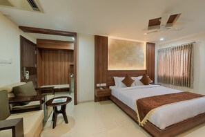 Deluxe Room, 1 Queen Bed, Accessible, City View | Living area