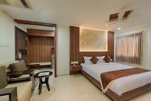 Quarto luxo, 1 cama Queen, acessível, vista para a cidade | Área de estar | TV de tela plana 40 polegadas com canais a cabo, TV