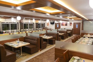 S'hi serveixen plats de cuina internacional 