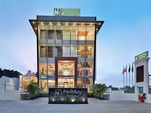 Façana frontal de l'allotjament (vespre/nit)