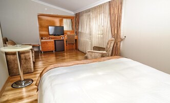 Deluxe Single Room | Minibar, in-room safe, soundproofing, iron/ironing board