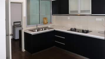Family Apartment, 3 Bedrooms, Non Smoking, City View | Dapur kecil peribadi | Peti sejuk, ketuhar gelombang mikro, ketuhar, dapur