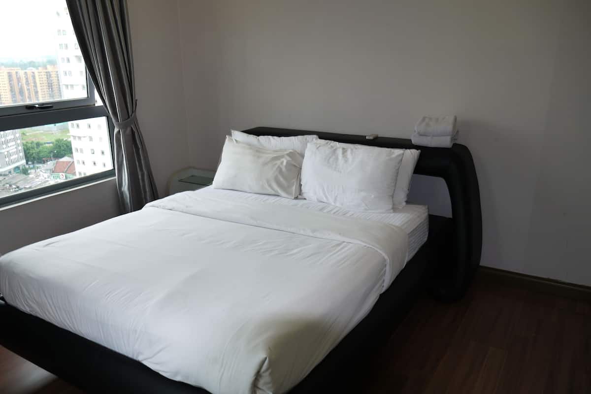Suite studio de base, non-fumeur, vue sur la ville | Coffre-fort, bureau, fer et planche à repasser, accès au Wi-Fi (inclus)