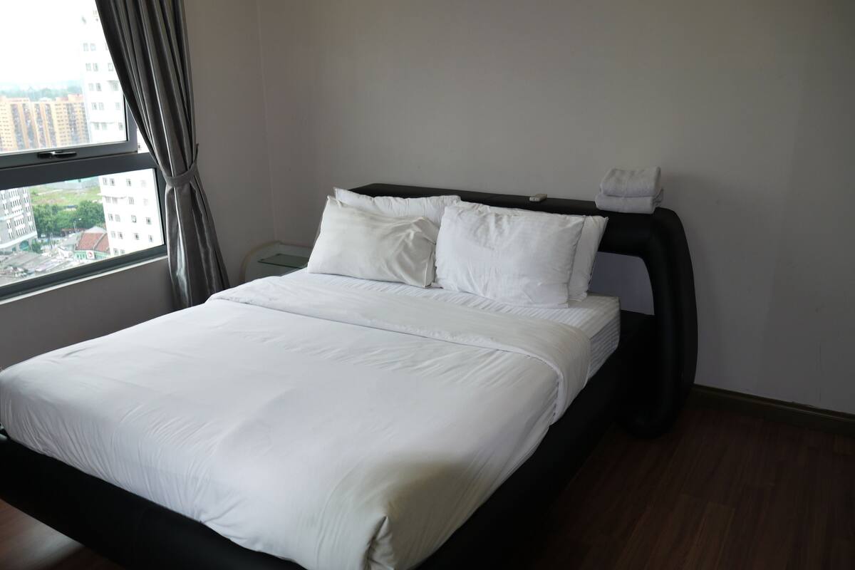 In-room safe, desk, iron/ironing board, free WiFi