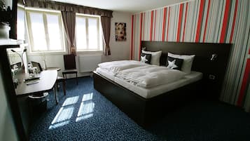 Standard-Doppelzimmer | Hochwertige Bettwaren, Daunenbettdecken, Zimmersafe, Schreibtisch