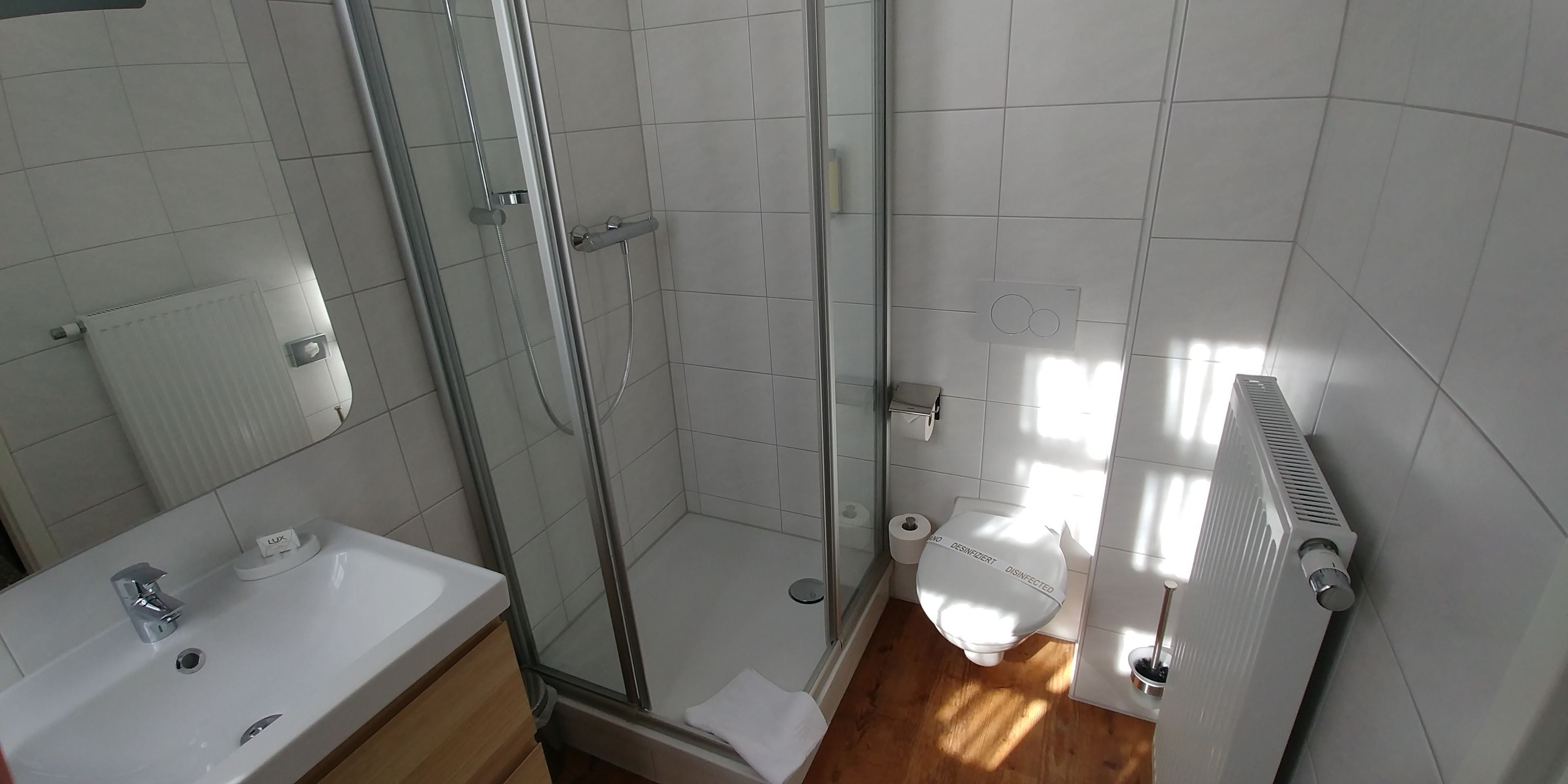 standard double room | bathroom | shower, free toiletries, bathrobes, towels