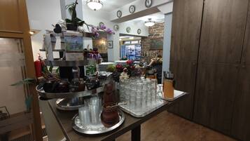 TĂ€gliches inbegriffenes FrĂŒhstĂŒcksbuffet