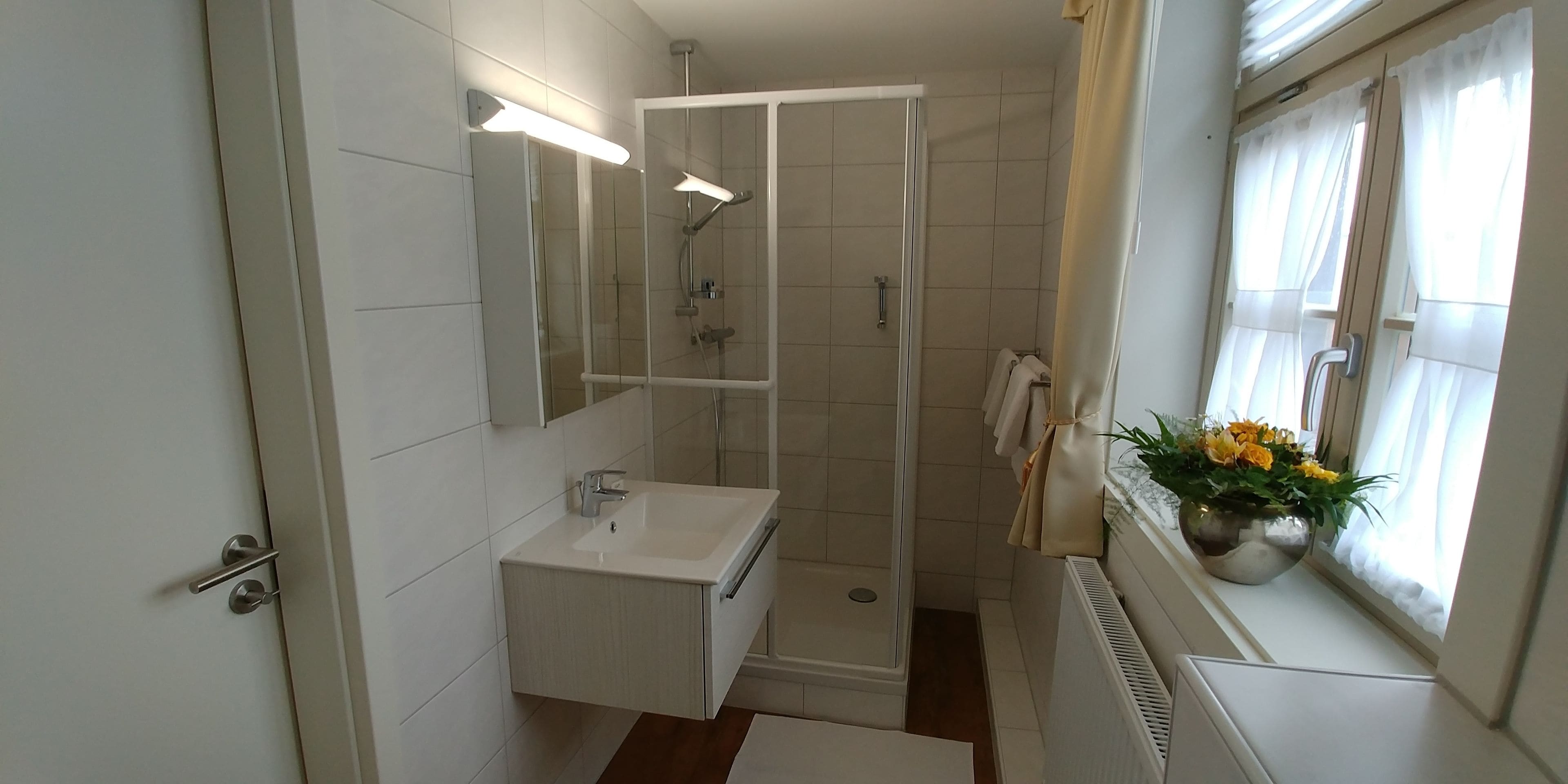 standard double room | bathroom | shower, free toiletries, bathrobes, towels
