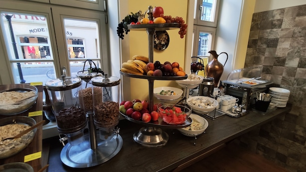 A buffet setup with various food items and a coffee station. - Hotel Alte Brennerei (Wernigerode)