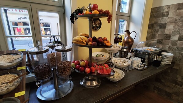 Free daily buffet breakfast