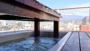 A hot spring bath with wooden flooring and a view of a mountain. - Tabist Yuen no yado Fujimi (Fuji)