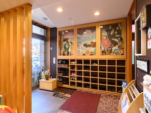 Tienda de alquiler de zapatos con estantes de madera y alfombra roja.