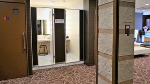 A hotel room with a powder room, a large mirror, a stool, and a bed. - Tabist Yuen no yado Fujimi (Fuji)