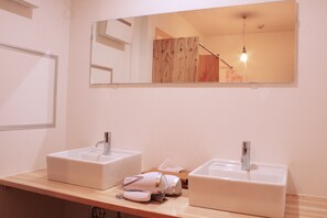 Slippers, towels - Scalene Hostel (Osaka)