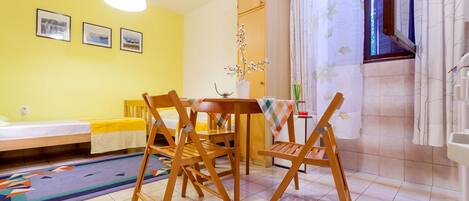 Iron/ironing board, free WiFi, bed sheets