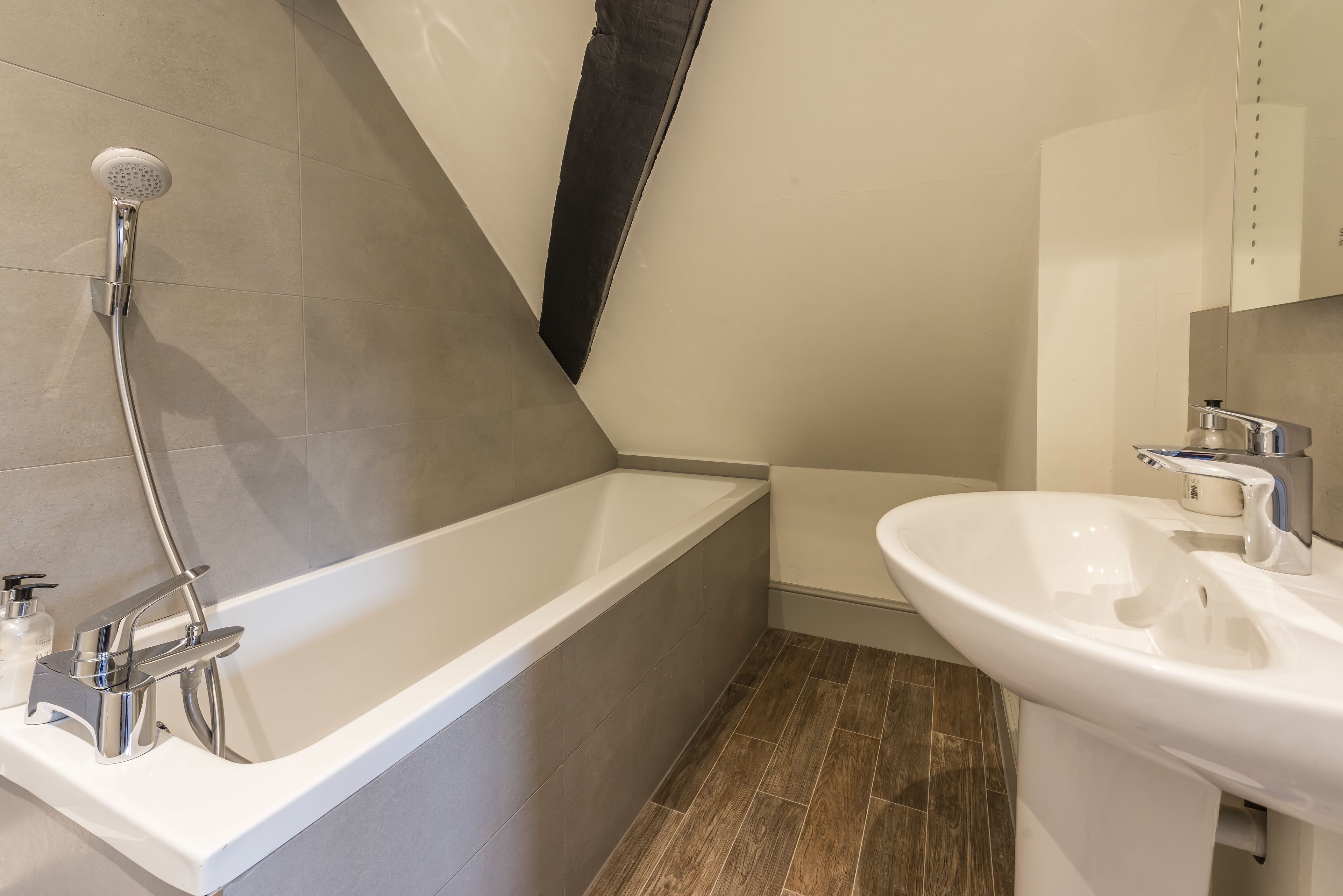 classic room, 1 king bed, bathtub | deep-soaking bathtub