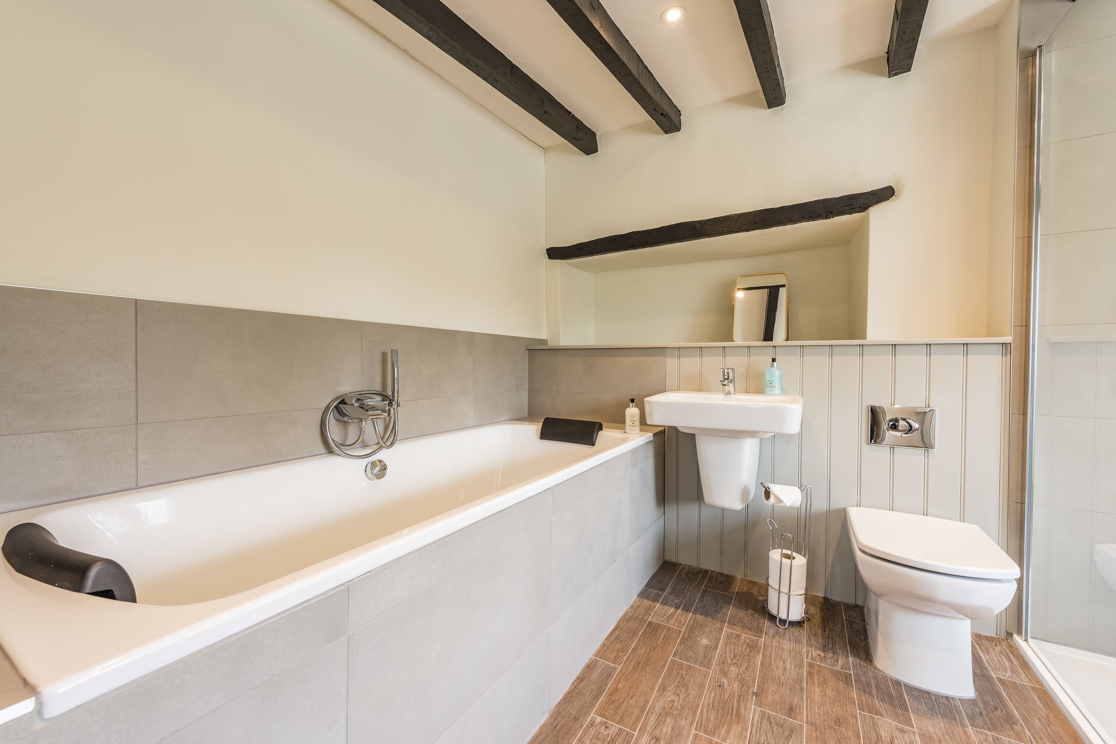 deluxe suite, 1 king bed | deep-soaking bathtub