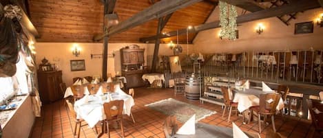 Serveert ontbijt, lunch, diner, lokale gerechten