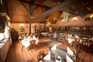 Déjeuner, dîner et souper servis sur place; cuisine locale 